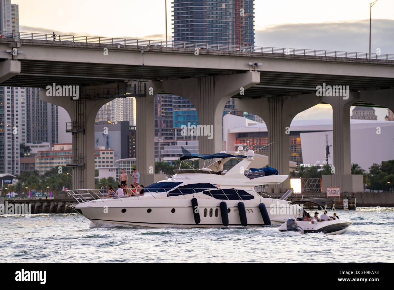 Miami, FL, USA - 4 dicembre 2021: Gente ricca che festeggiano sul loro yacht Foto Stock