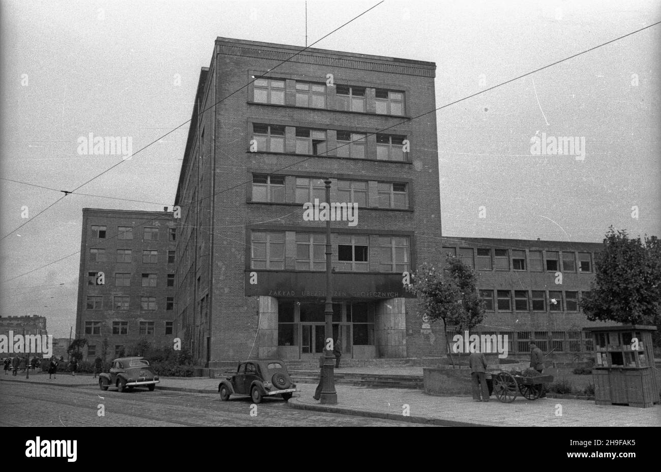 Warszawa, 1948. Siedziba Zak³adu Ubezpieczeñ Spo³ecznych (budynek wg projektu Romualda gutta i Józefa Jankowskiego) przy ul. Czerniakowskiej 231. bk PAP Varsavia, 1948. La sede della ZUS Social Security Institution (ZUS) (l'edificio progettato da Romuald Gutt e Jozef Jankowski) in via Czerniakowska 231. bk PAP Foto Stock