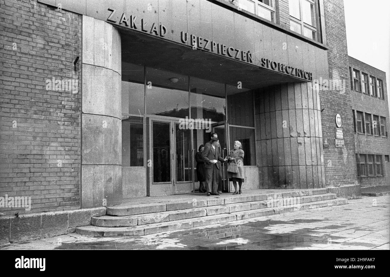 Warszawa, 1948. Siedziba Zak³adu Ubezpieczeñ Spo³ecznych (budynek wg projektu Romualda gutta i Józefa Jankowskiego) przy ul. Czerniakowskiej 231. bk PAP Varsavia, 1948. La sede della ZUS Social Security Institution (ZUS) (l'edificio progettato da Romuald Gutt e Jozef Jankowski) in via Czerniakowska 231. bk PAP Foto Stock