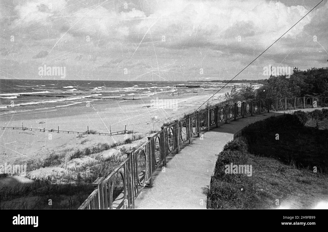 Ko³obrzeg, 1948. Widok na pla¿ê z tarasu Latarni Morskiej Ko³obrzeg. wb PAP Dok³adny miesi¹c i dzieñ wydarzenia nieustalone. Kolobrzeg, 1948. La spiaggia vista dalla terrazza del faro di Kolobrzeg. wb PAP Foto Stock
