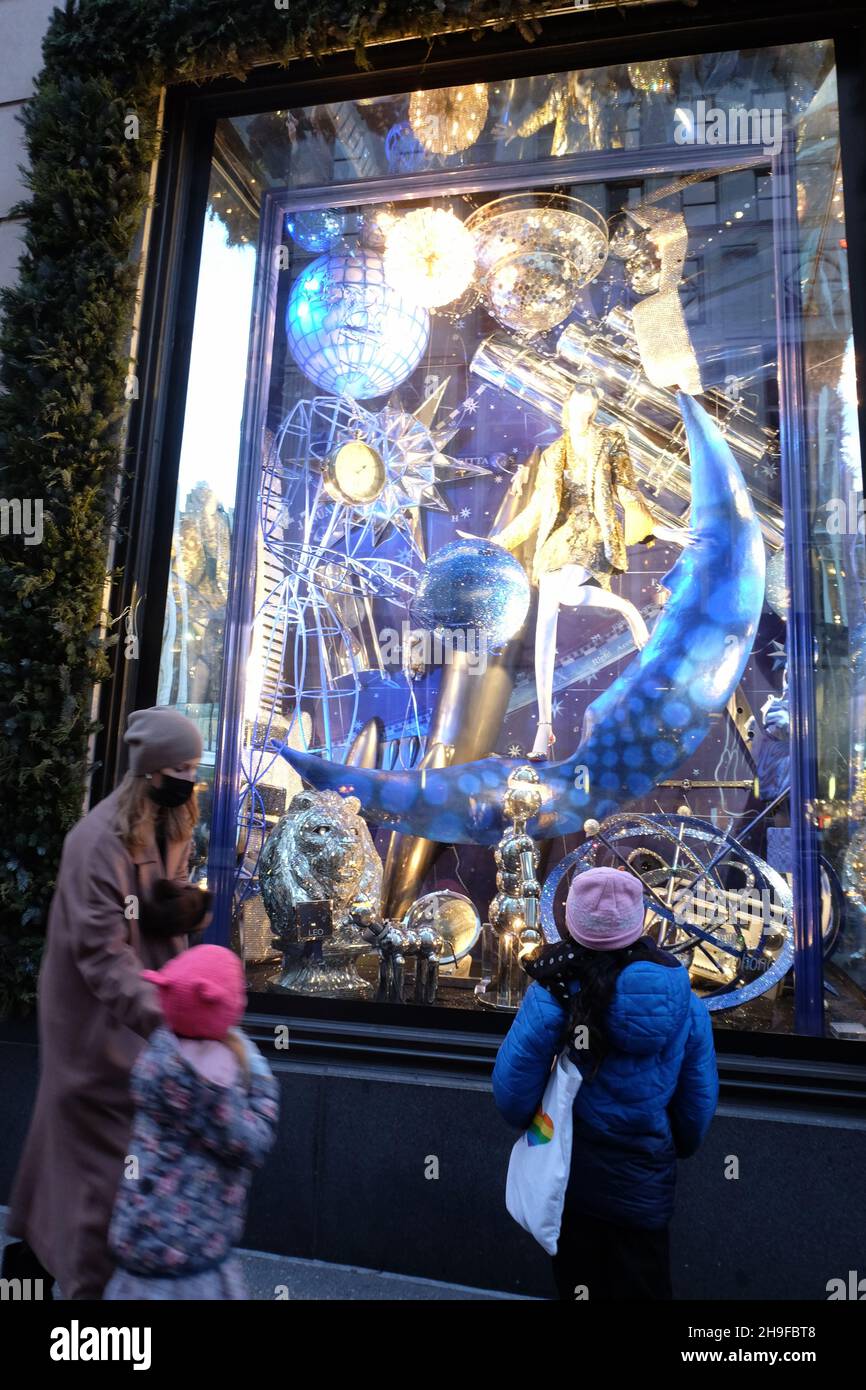 finestre di vacanza a bergdorf goodman new york, ny 2021 Foto Stock