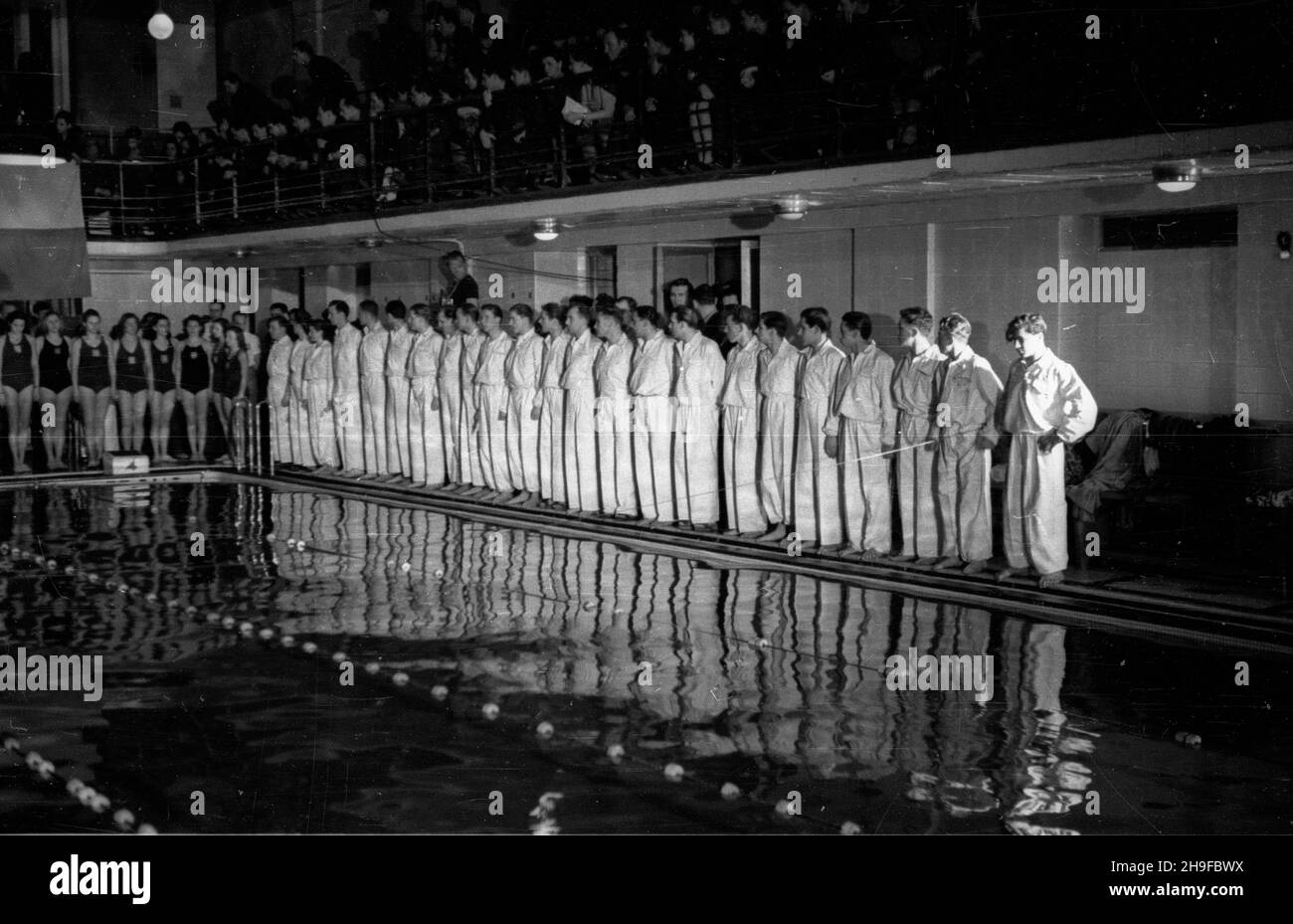 Warszawa, 1948-01-08. Basen YMCA. Pierwsze po wojnie miêdzypañstwowe zawody p³ywackie miêdzy Polsk¹ Œrodkow¹ i Czechos³owacj¹. NZ. p³ywacy polscy. Zawody zakoñczy³y siê zwyciêstwem goœci 74,5:33,5. bk PAP Varsavia, 8 gennaio 1948. La piscina YMCA. Il primo dopo il campionato internazionale di nuoto di guerra tra la Polonia centrale e la Cecoslovacchia. Nella foto: Nuotatori polacchi. La Cecoslovacchia ha vinto il campionato 74.5:33.5. bk PAP Foto Stock