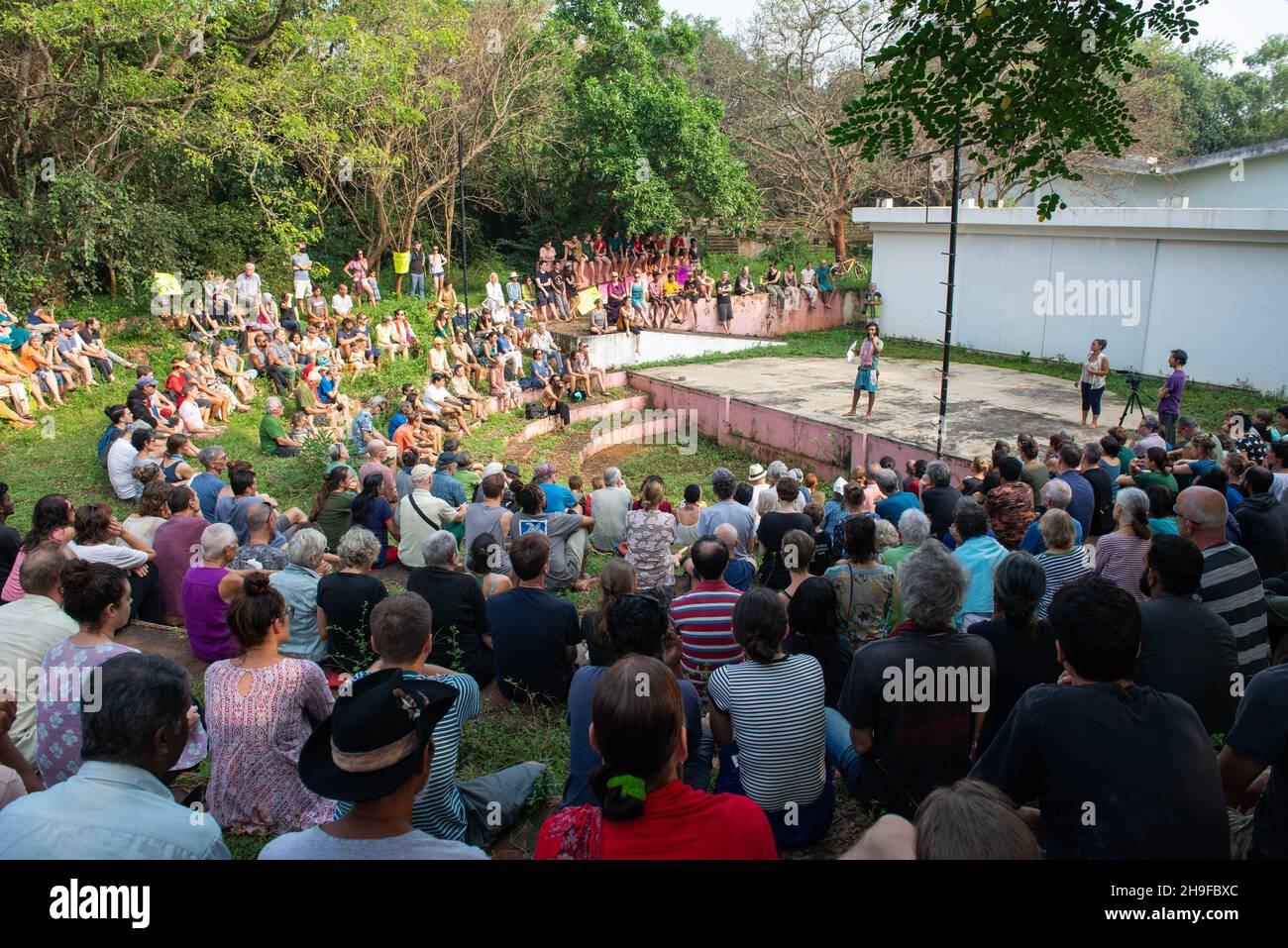 Auroville, India - 5 dicembre 2021: Riunione generale a Kalabhumi il giorno dopo l'intervento forzato di escavatori JCB nella foresta di Bliss, per tagliare Foto Stock