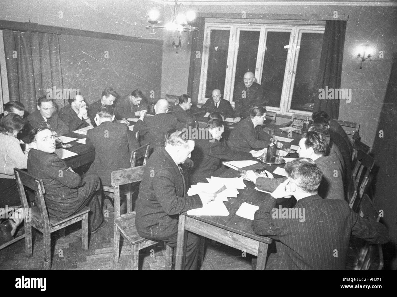 Warszawa, 1948-01-11. Posiedzenie Centralnego Komitetu Wykonawczego Polskiej Partii Socjalistycznej. NZ. sala obrad, przemawia przewodnicz¹cy Rady Naczelnej PPS Stanis³aw Szwalbe. bb/mgs PAP Varsavia, 11 gennaio 1948. Una sessione del Comitato esecutivo centrale del Partito socialista polacco. Nella foto: Una sala di sessione, presidente del consiglio principale della PSP Stanislaw Szwalbe consegna un discorso. bb/mgs PAP Foto Stock