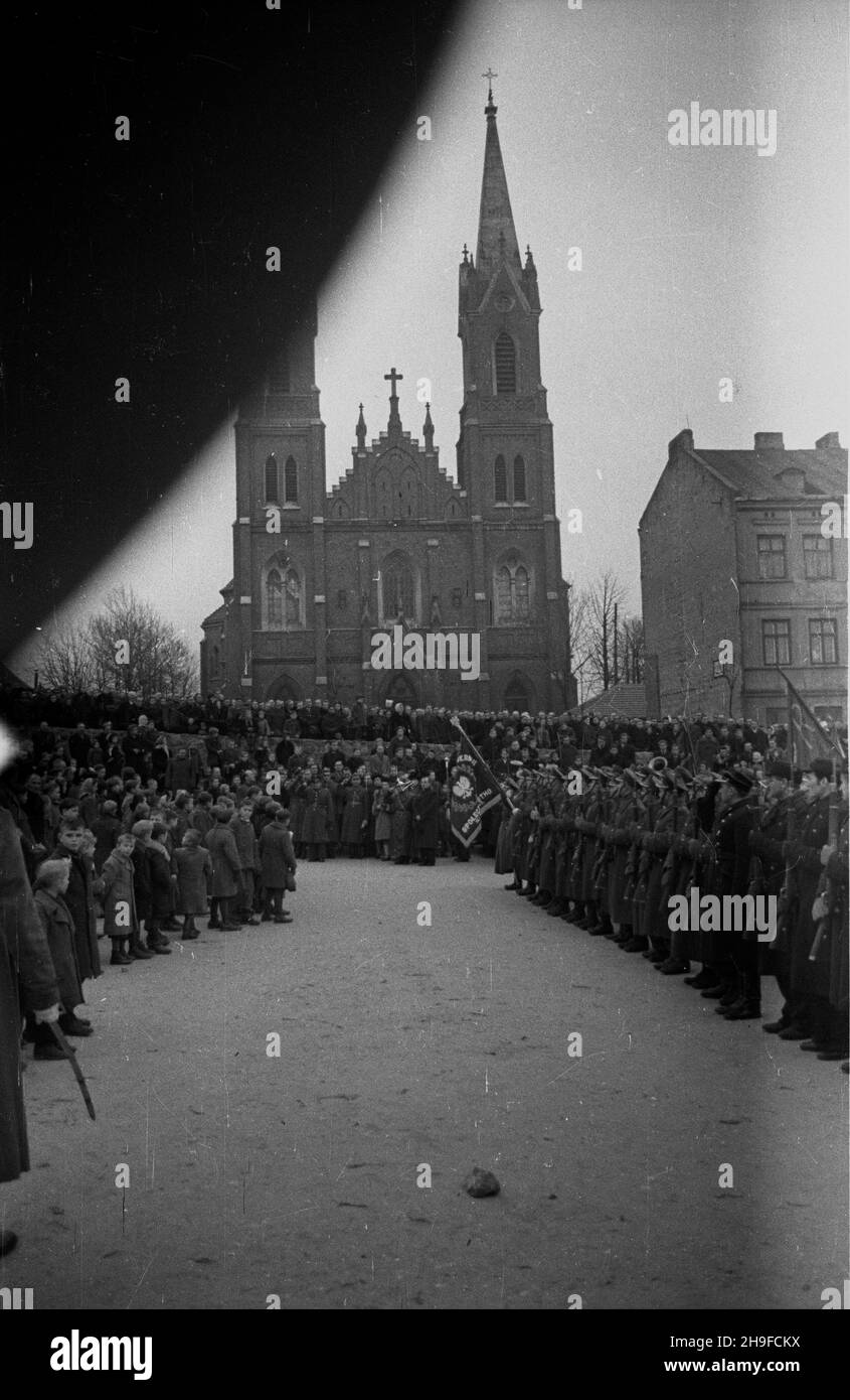 Kutno, 1948-01-19. Uroczystoœæ trzeciej rocznicy wyzwolenia miasta spod okupacji niemieckiej. NZ. Manifestacja na rynku. Z lewej koœció³ pw. œw. Wawrzyñca. bb/mgs PAP Kutno, 19 gennaio 1948. Il terzo anniversario della liberazione della città dall'occupazione nazista. Dimostrazione sul mercato. St.Laurence Chiesa da sinistra. bb/MGS PAP Foto Stock