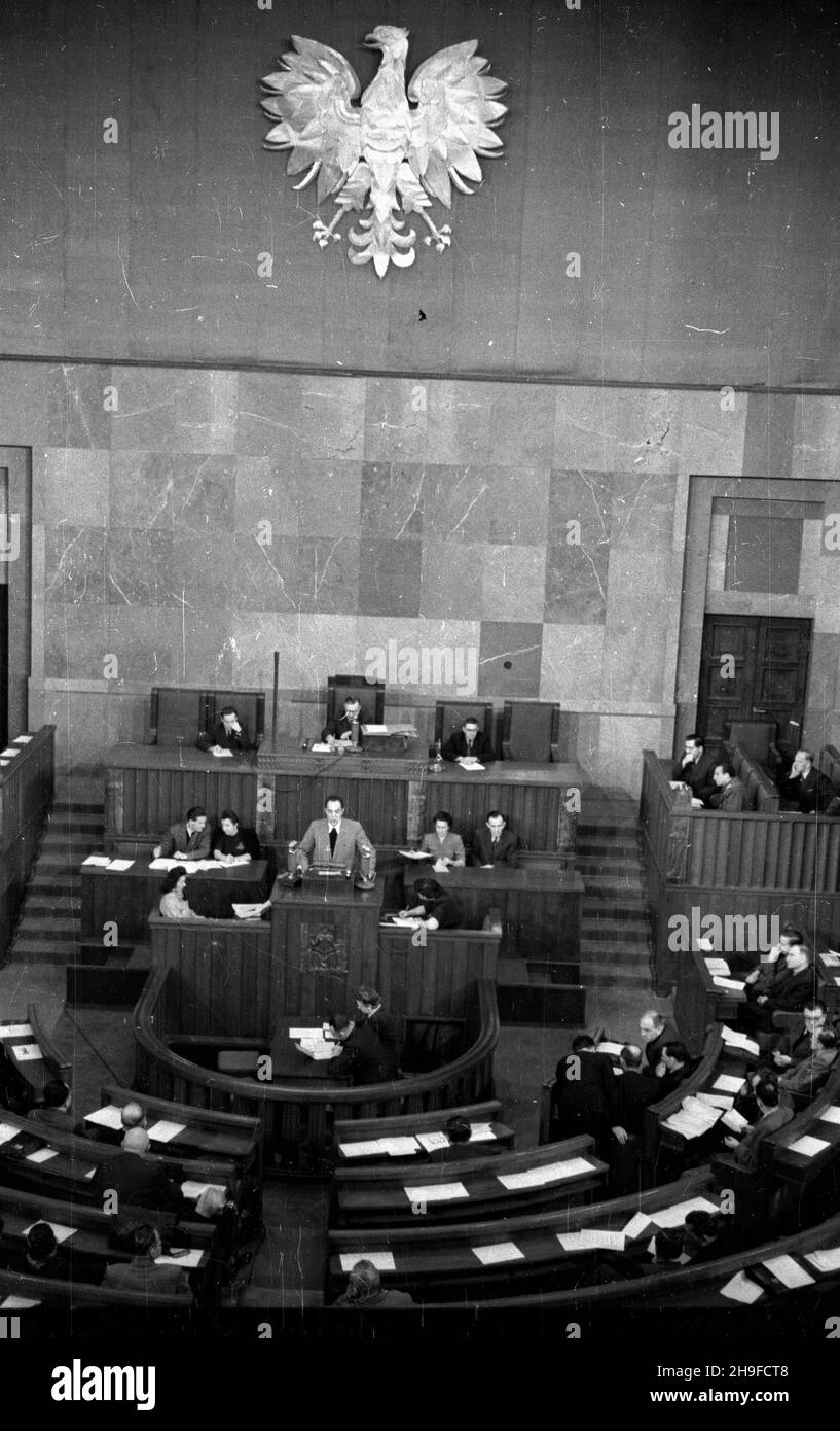 Warszawa, 1948-01-28. 35. Plenarne posiedzenie Sejmu RP. NZ. Dyskusja nad sprawozdaniem Komisji Spraw Zagranicznych. Obradom przewodniczy wicemarsza³ek Wac³aw Barcikowski. po/mgs PAP Varsavia, 28 gennaio 1948. La 35a sessione plenaria del Sejm polacco. Nella foto: Una discussione su una relazione della commissione per gli affari esteri. I dibattiti sono presieduti dal vice presidente Sejm Waclaw Barcikowski. po/MGS PAP Foto Stock