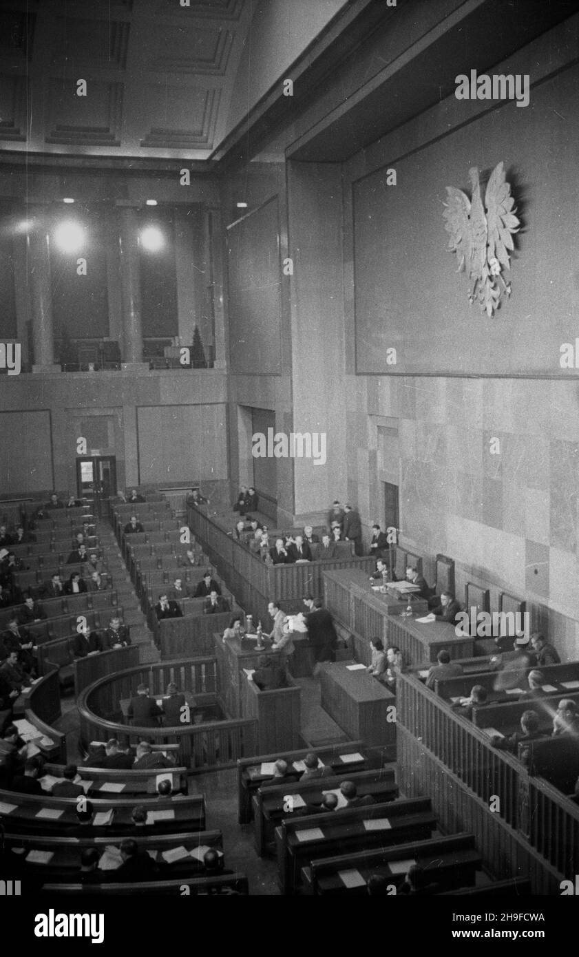 Warszawa, 1948-01-28. 35. Plenarne posiedzenie Sejmu RP. NZ. Dyskusja nad sprawozdaniem Komisji Spraw Zagranicznych. Obradom przewodniczy wicemarsza³ek Wac³aw Barcikowski. po/mgs PAP Varsavia, 28 gennaio 1948. La 35a sessione plenaria del Sejm polacco. Nella foto: Una discussione su una relazione della commissione per gli affari esteri. I dibattiti sono stati presieduti dal vice presidente Sejm Waclaw Barcikowski. po/mgs PAP Foto Stock