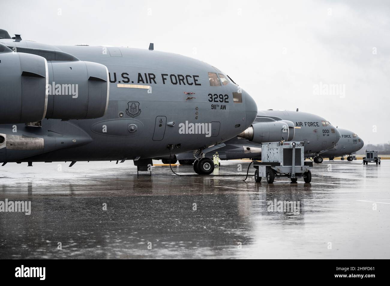 C-17 Globemaster III aereo assegnato alla 911a Ala Airlift siede sulla linea di volo alla stazione di riserva aerea dell'aeroporto internazionale di Pittsburgh, Pennsylvania, 6 dicembre 2021. Il C-17 è in grado di fornire rapidamente truppe e tutti i tipi di carico alle basi operative principali o direttamente alle basi anteriori nell'area di spiegamento. (STATI UNITI Air Force foto di Joshua J. Seybert) Foto Stock