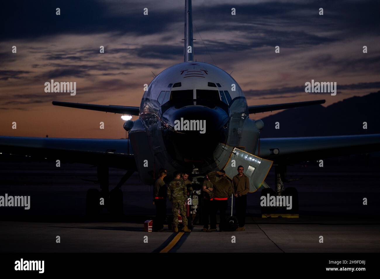 Un giunto rivetto RC-135 assegnato alla base dell'aeronautica di Offutt, Nebraska, attende la manutenzione sulla linea del flightline alla base dell'aeronautica di Nellis, Nevada, 2 dicembre 2021. Il RC-135 è un velivolo di ricognizione con capacità di raccolta, analisi e diffusione di informazioni on-scene quasi in tempo reale. (STATI UNITI Air Force Photo Airman 1st Class Josey Blades) Foto Stock