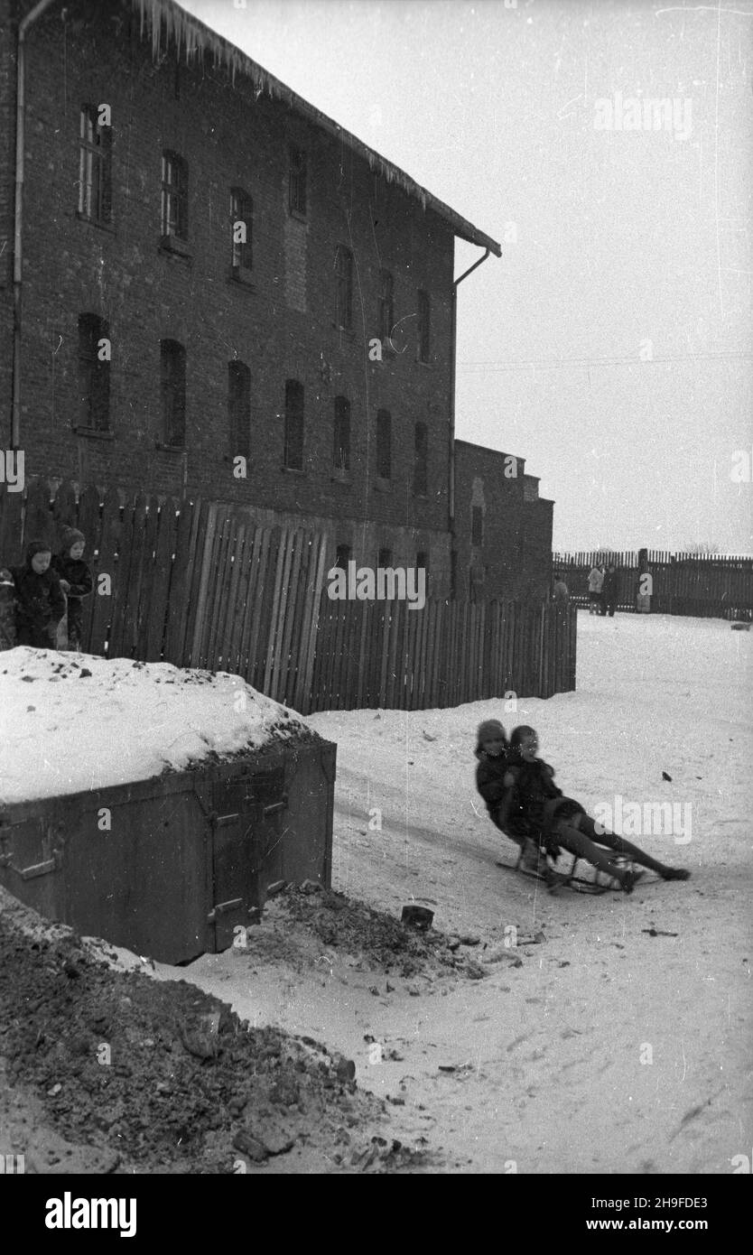 Katowice, 1948-02. Tradycyjny XIX-wieczny budynek mieszkalny dla górników, tzw. Familok. Domy takie pozbawione by³y kanalizacji, posiada³y za to wspólny wodoci¹g, co wyró¿nia³o je na tle innych kamienic czynszowych. po/gr PAP Dok³adny dzieñ wydarzenia nieustalony. Katowice, febbraio 1948. Il 19 ° secolo tradizionale alloggio per i minatori. Le case erano prive di sistemi di sudorazione, ma avevano un sistema di approvvigionamento idrico comune che le differiva dalle case di abitazione. po/gr PAP Foto Stock