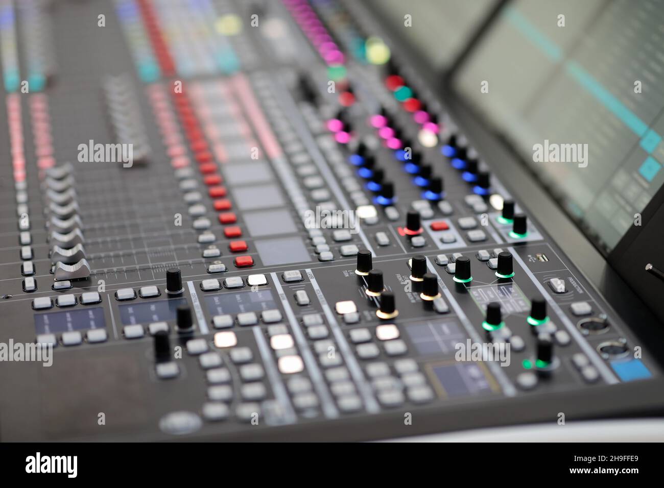 Console di mixaggio digitale in uno studio di trasmissione. Messa a fuoco selettiva. Foto Stock