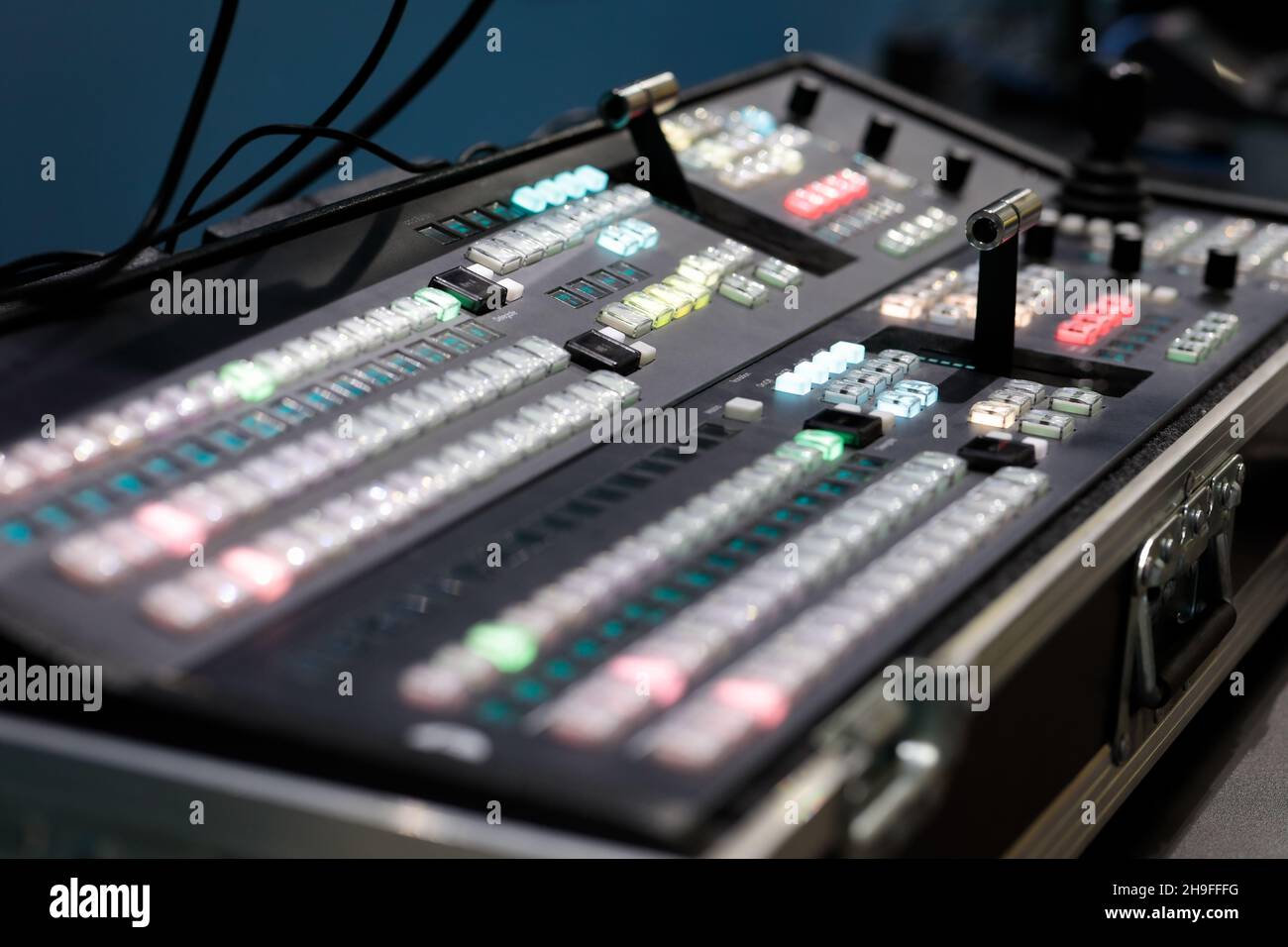 Video switcher portatile in custodia rigida protettiva durante la trasmissione live dell'evento. Messa a fuoco selettiva. Foto Stock