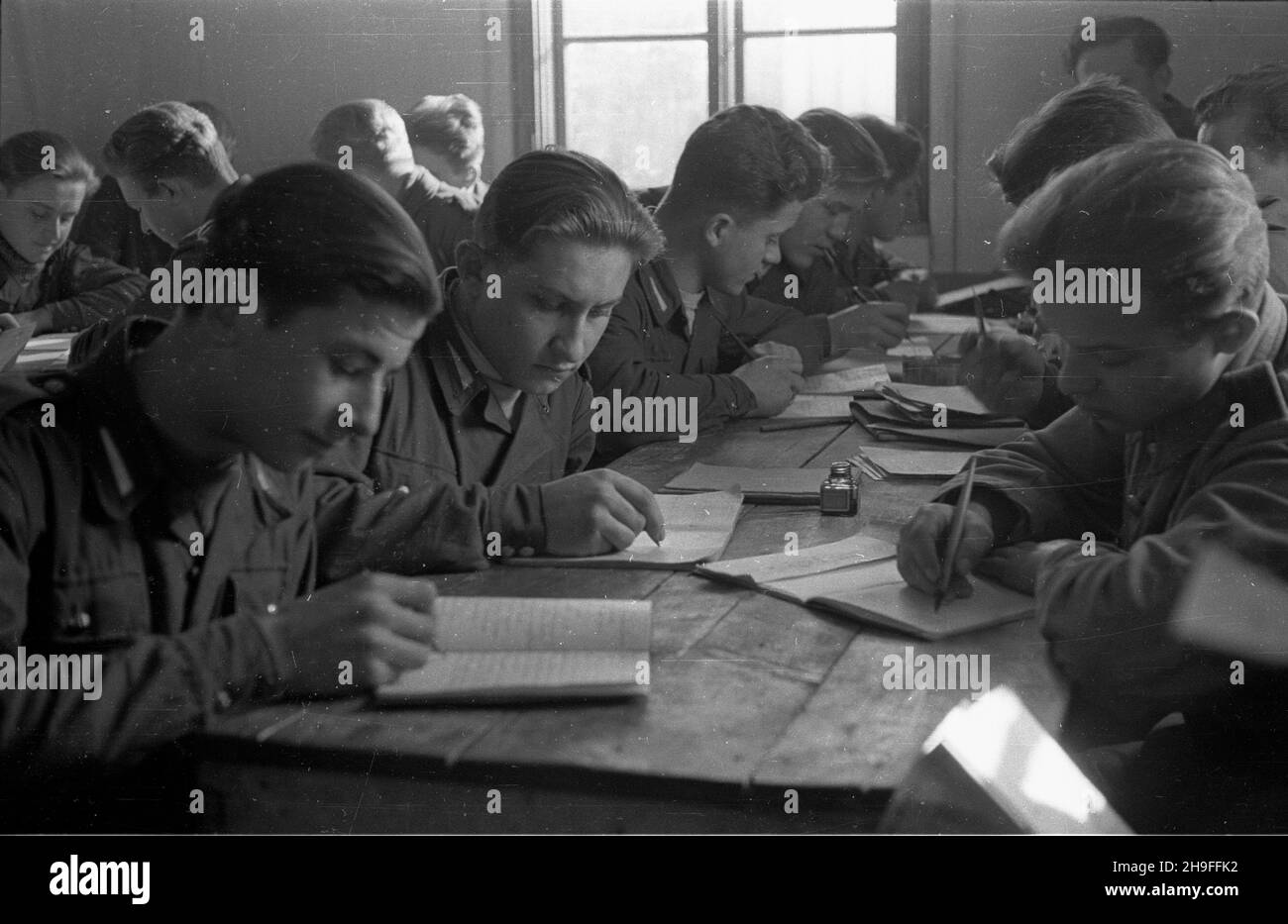 Warszawa, 1948-02. Szkolenie kadr hufców paramilitarnej Powszechnej Organizacji S³u¿ba Polsce. NZ. Przyszli instruktorzy podczas lekcji. Dok³adny dzieñ wydarzenia nieustalony. bk PAP Varsavia, 1948 febbraio. Formazione del personale del Servizio dell'Organizzazione di massa paramilitare in Polonia. Nella foto: Futuri istruttori durante una lezione. bk PAP Foto Stock