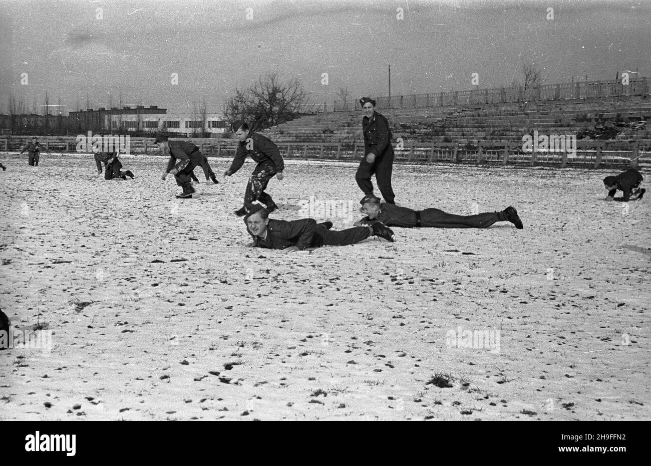 Warszawa, 1948-02. Stadion Wojskowego Klubu Sportowego Legia. Szkolenie rekruckie kadr hufców paramilitarnej Powszechnej Organizacji S³u¿ba Polsce. Przyszli instruktorzy podczas æwiczeñ na boisku (pozorowanie ataku piechoty). Dok³adny dzieñ wydarzenia nieustalony. bk PAP Varsavia, 1948 febbraio. Lo Stadio del Club militare dello Sport Legia. Reclutare la formazione del personale del Servizio dell'Organizzazione di massa paramilitare in Polonia. Nella foto: Futuri istruttori durante gli esercizi sportivi sul campo. bk PAP Foto Stock