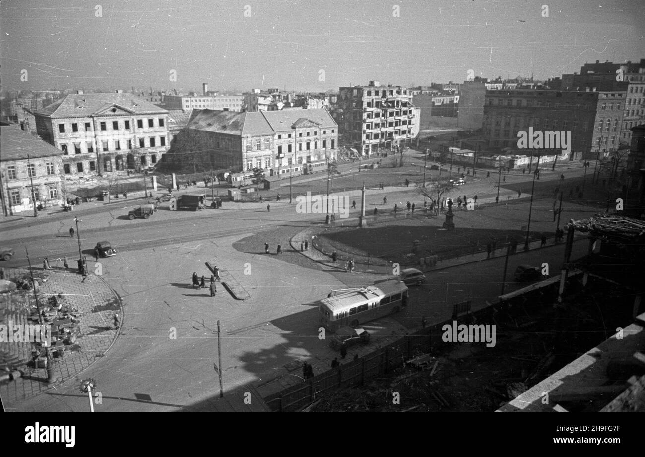 Warszawa, 1948-02. Plac Trzech Krzy¿y. Plac, z ruchem okrê¿nym po³o¿ony na Trakcie Królewskim pomiêdzy ulic¹ Nowy Œwiat i Alejami Ujazdowskimi. NZ. widok na wschodni¹ stronê placu z zabytkowym gmachem Instytutu G³uchoniemych. Zdjêcie zrobione z ostatniej kondygnacji wznoszonego przy placu gmachu Ministerstwa Przemys³u i Handlu. uu PAP Dok³adny dzieñ wydarzenia nieustalony. Varsavia, 1948 febbraio. La Piazza delle tre croci con movimento rotatorio, si trova sulla strada reale tra Nowy Swiat Street e Ujazdowskie Avenue. Nella foto: Vista sul lato orientale della Piazza con la storica Foto Stock