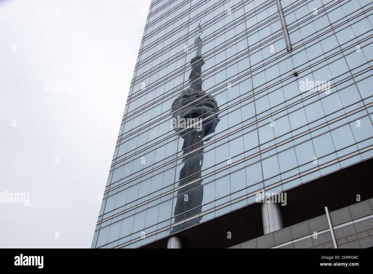 Riflesso della CN Tower Foto Stock