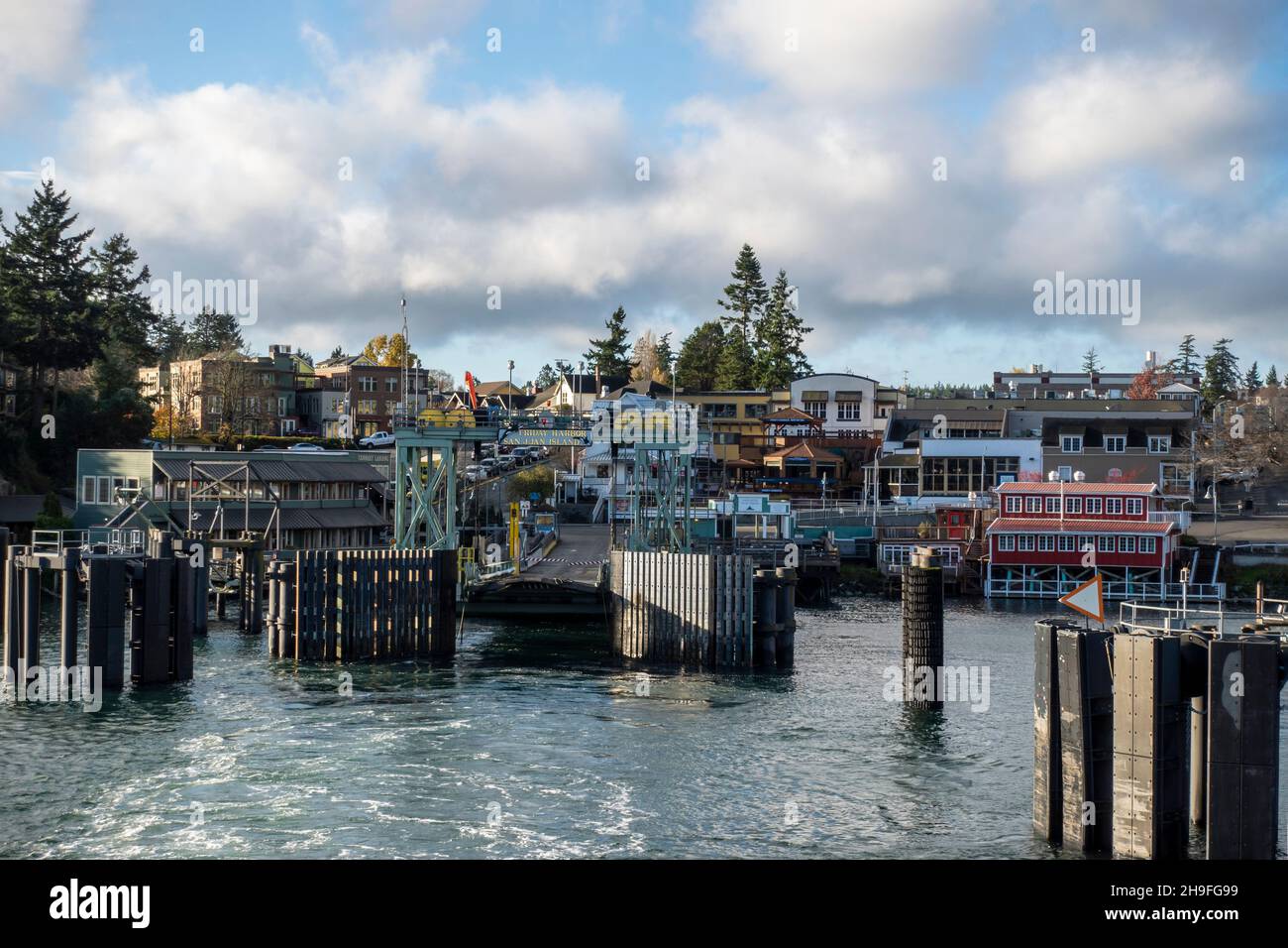 Friday Harbor, WA USA - circa Novembre 2021: Vista dello splendido Friday Harbor da un traghetto dello stato di Washington in una giornata soleggiata e nuvolosa Foto Stock