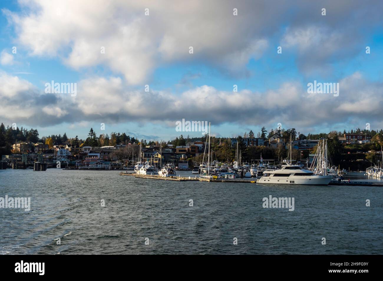 Friday Harbor, WA USA - circa Novembre 2021: Vista dello splendido Friday Harbor da un traghetto dello stato di Washington in una giornata soleggiata e nuvolosa. Foto Stock