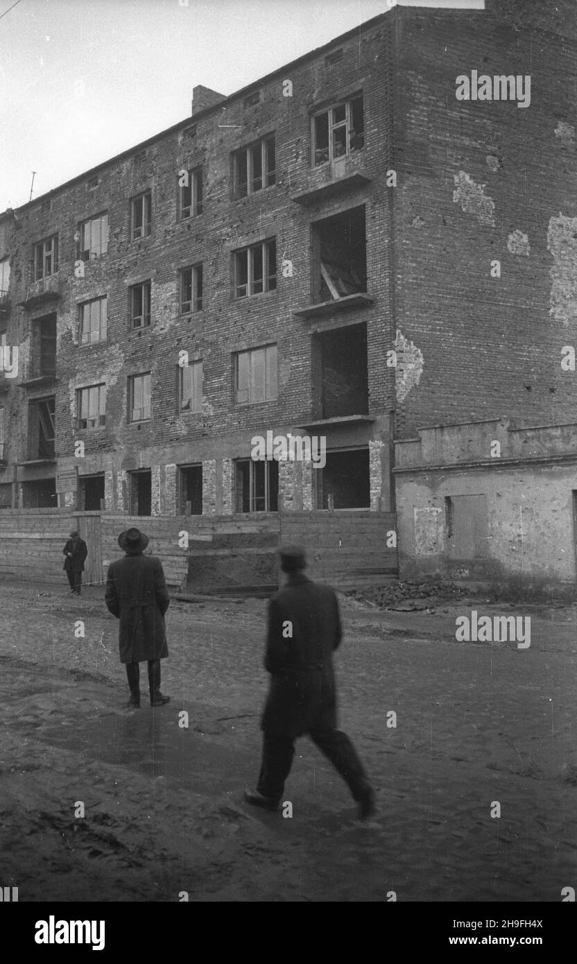 Warszawa, 1948-02. Zniszczony w czasie wojny budynek mieszkalny na Dolnym Mokotowie przy ulicy Dolnej 3. wb PAP Dok³adny dzieñ wydarzenia nieustalony. Varsavia, 1948 febbraio. Il blocco di appartamenti danneggiato dalla guerra a Dolny Mokotow a 3 Dolna Street. wb PAP Foto Stock