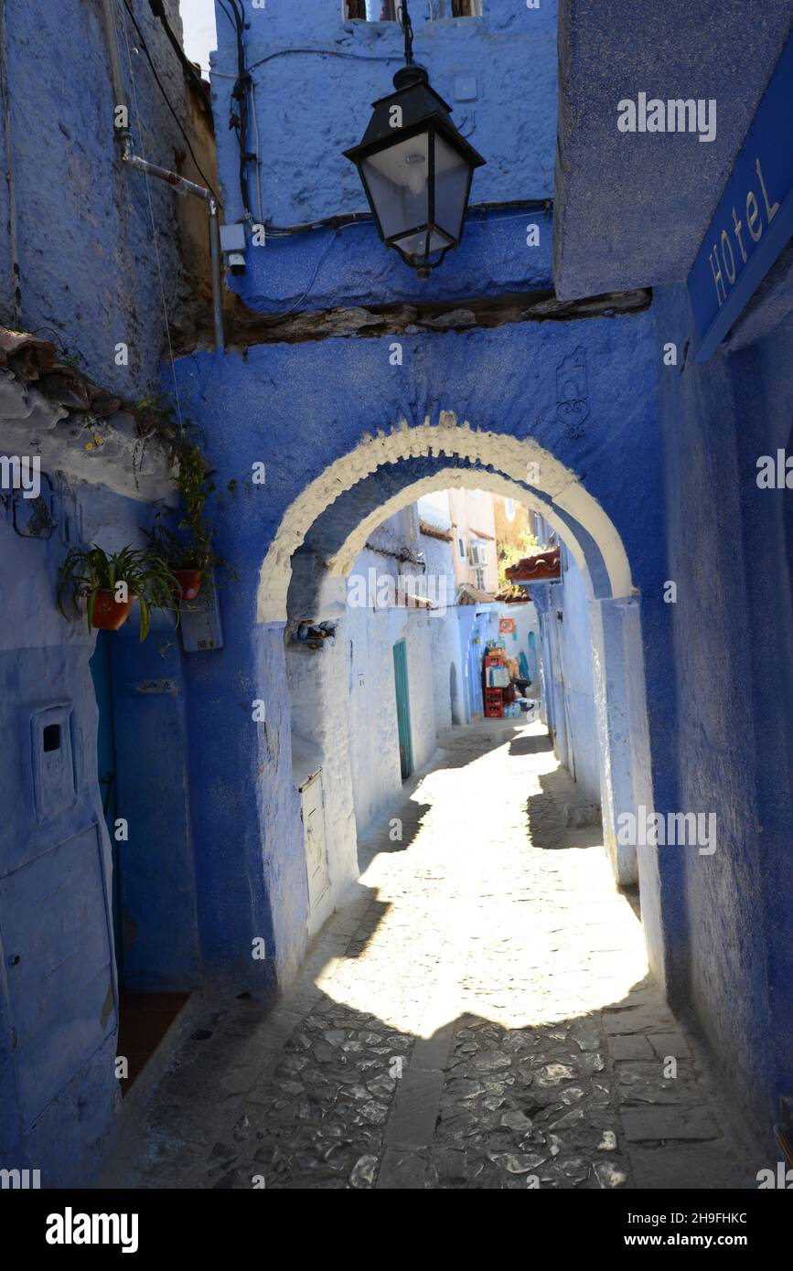 Case tradizionalmente dipinte di blu nella medina di Chefchaouen nei monti Rif nel nord del Marocco. Foto Stock