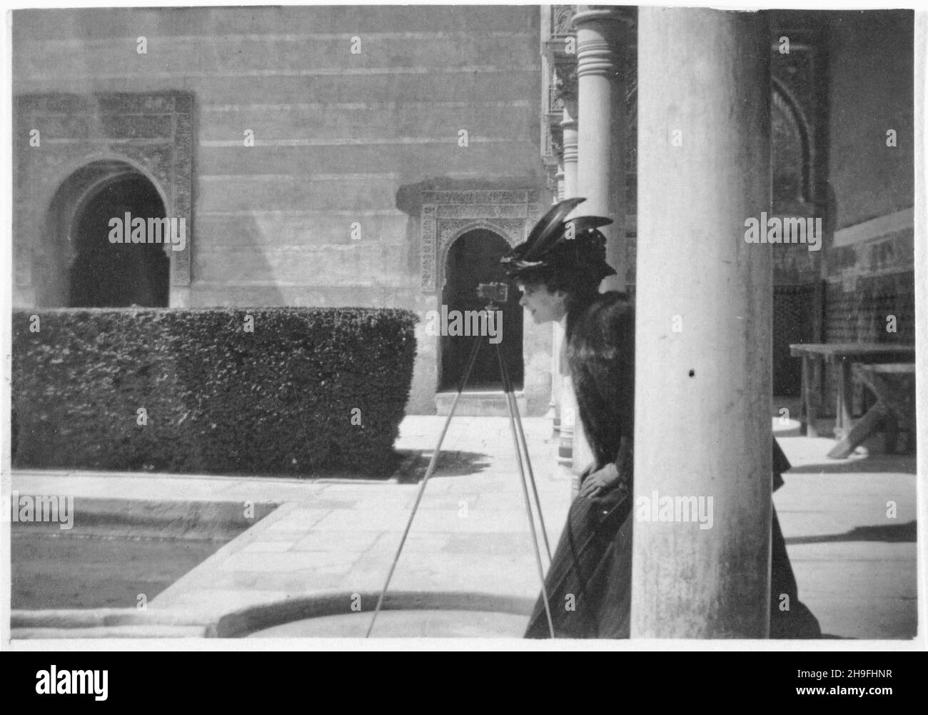 Barone de Meyer Fotografia di Olga de Meyer all'Alhambra, Grenada, Spagna - circa 1908 Foto Stock