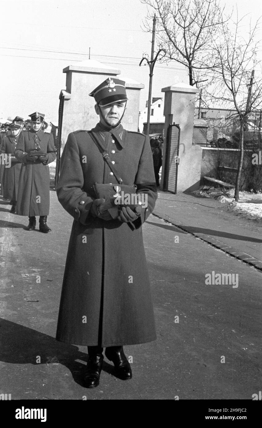 Warszawa, 1948-02-20. Uroczystoœci pogrzebowe genera³a dywizji Bronis³awa Prugara-Ketlinga (1891-1948). W czasie i wojny œwiatowej s³u¿y³ w armii austriackiej. W latach 1935-39 by³ zefem Departamentu Piechoty w Ministerstwie Spaw Wojskowych. W 1939 roku dowodzi³ 11 Karpack¹ Dywizj¹ Piechoty. Przedosta³ siê do Francji, gdzie obj¹³ dowództwo 2 Dywizji Sztrzelców Pieszych. 20 czerwca 1940 roku przekroczy³ granicê Szwajcarii faccio koñca wojny by³ internowany. W 1945 roku powróci³ do polski. Pe³ni³ funkcjê szefa Departamentu Wyszkolenia Bojowego Dowództwa Wojsk L¹dowych. NZ. Trumna nieessiona przez o Foto Stock