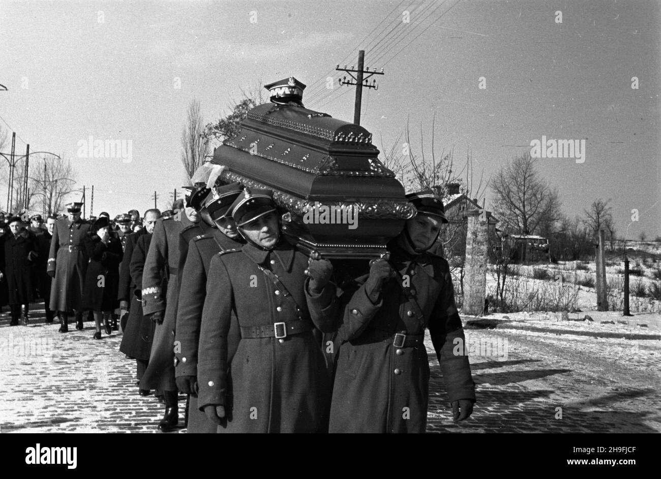 Warszawa, 1948-02-20. Uroczystoœci pogrzebowe genera³a dywizji Bronis³awa Prugara-Ketlinga (1891-1948). W czasie i wojny œwiatowej s³u¿y³ w armii austriackiej. W latach 1935-39 by³ zefem Departamentu Piechoty w Ministerstwie Spaw Wojskowych. W 1939 roku dowodzi³ 11 Karpack¹ Dywizj¹ Piechoty. Przedosta³ siê do Francji, gdzie obj¹³ dowództwo 2 Dywizji Sztrzelców Pieszych. 20 czerwca 1940 roku przekroczy³ granicê Szwajcarii faccio koñca wojny by³ internowany. W 1945 roku powróci³ do polski. Pe³ni³ funkcjê szefa Departamentu Wyszkolenia Bojowego Dowództwa Wojsk L¹dowych. NZ. Kondukt ¿a³obny z trumn Foto Stock