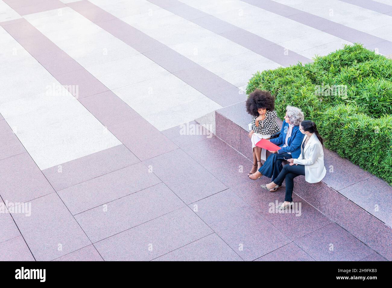 vista dall'alto delle donne d'affari che si siedono e parlano Foto Stock