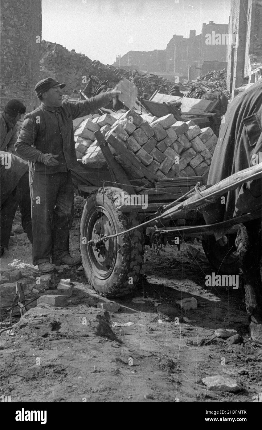 Warszawa, 1948-03. Prace przy rozbiórce, wypalonej w czasie II wojny œwiatowej, kamienicy przy al. Sikorskiego. uu PAP/Stanis³aw D¹browiecki Dok³adny dzieñ wydarzenia nieustalony. Varsavia, marzo 1948. Demolizione di una casa di abitazione su via Sikorskiego, bruciato durante la seconda guerra mondiale uu PAP/Stanislaw Dabrowiecki Foto Stock