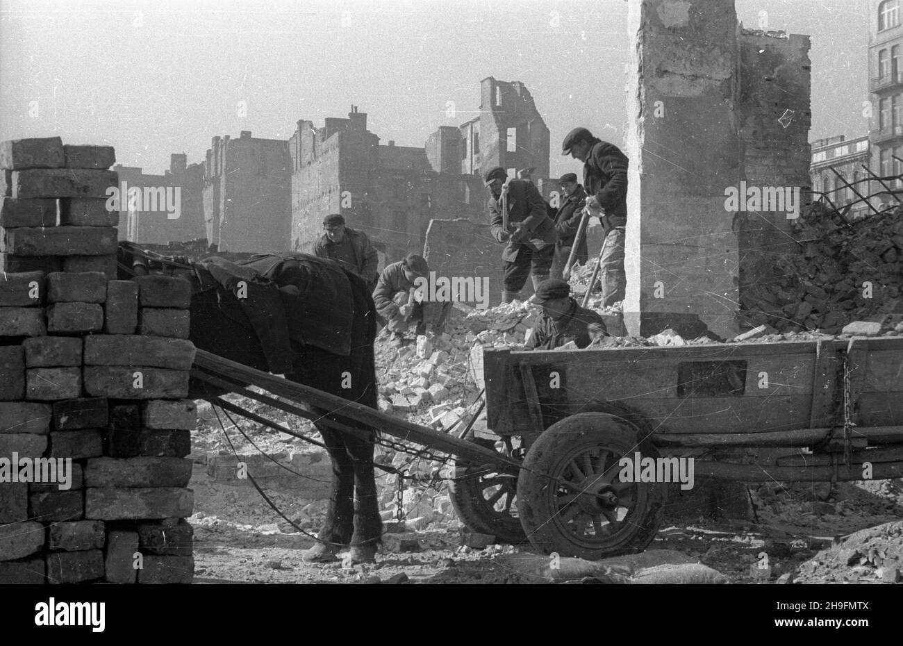 Warszawa, 1948-03. Prace przy rozbiórce, wypalonej w czasie II wojny œwiatowej, kamienicy przy al. Sikorskiego. uu PAP/Stanis³aw D¹browiecki Dok³adny dzieñ wydarzenia nieustalony. Varsavia, marzo 1948. Demolizione di una casa di abitazione su via Sikorskiego, bruciato durante la seconda guerra mondiale uu PAP/Stanislaw Dabrowiecki Foto Stock