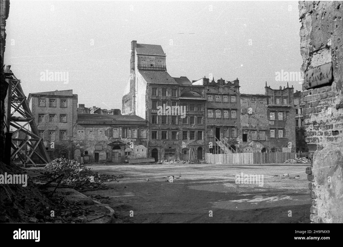 Warszawa, 1948-03. Odbudowa Starego Miasta. Widok na stronê Dekerta Rynku Starego Miasta o strony ul. Œwiêtojañskiej. uu PAP Dok³adny dzieñ wydarzenia nieustalony. Varsavia, marzo 1948. La ricostruzione del centro storico. Vista sul lato Dekert del mercato della Città Vecchia da Swietojanska Street. uu PAP Foto Stock