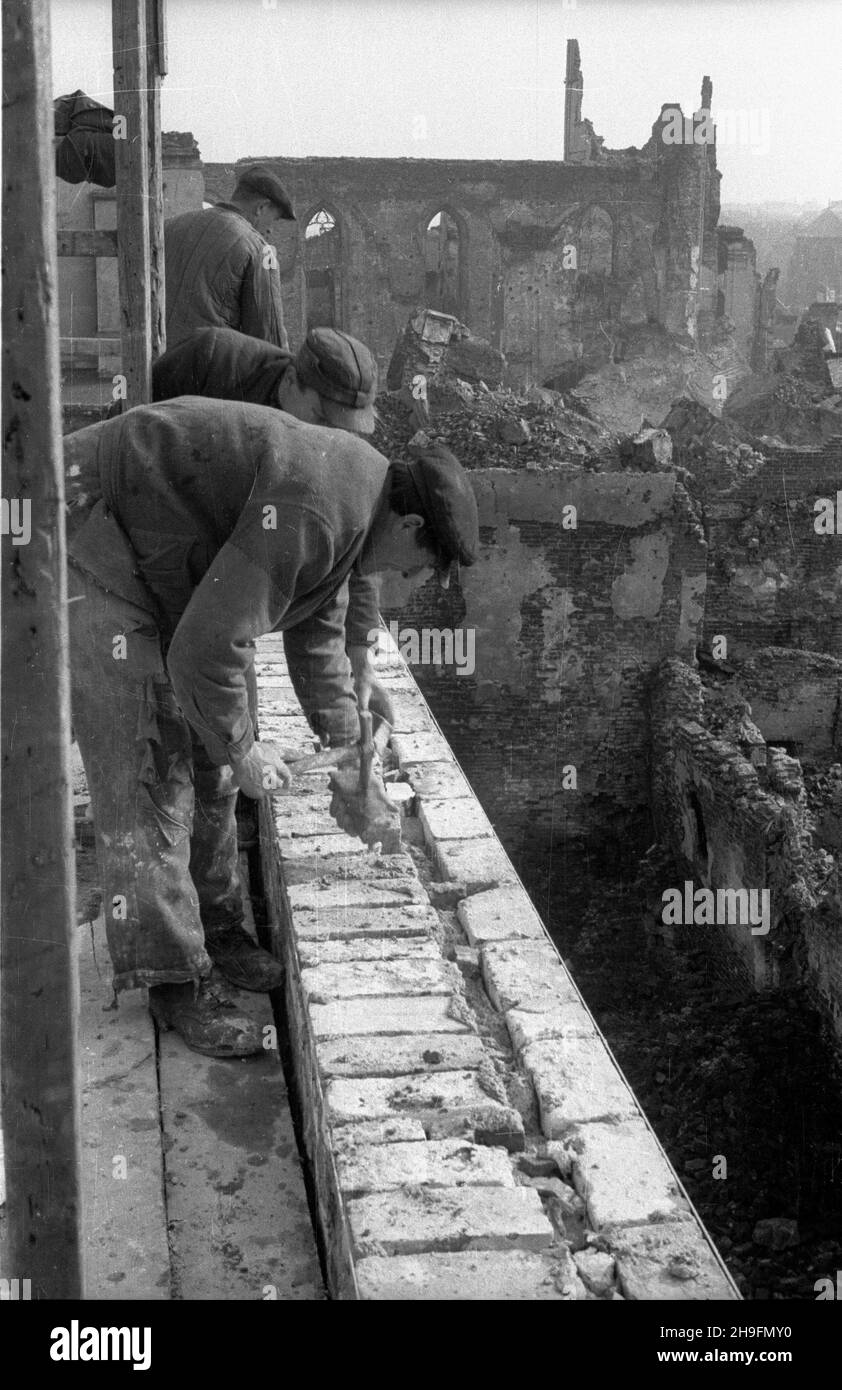 Warszawa, 1948-03. Odbudowa Starego Miasta. Rekonstrukcja kamienicy na stronie Zakrzewskiego Rynku Starego Miasta. W g³êbi Katedry ruiny Œwiêtego Jana Chrzciciela. uu PAP Dok³adny dzieñ wydarzenia nieustalony. Varsavia, marzo 1948. La ricostruzione del centro storico. Ricostruzione di una casa di abitazione sul lato Zakrzewskiego del mercato della Città Vecchia. Sullo sfondo le rovine della Cattedrale di San Giovanni Battista. uu PAP Foto Stock