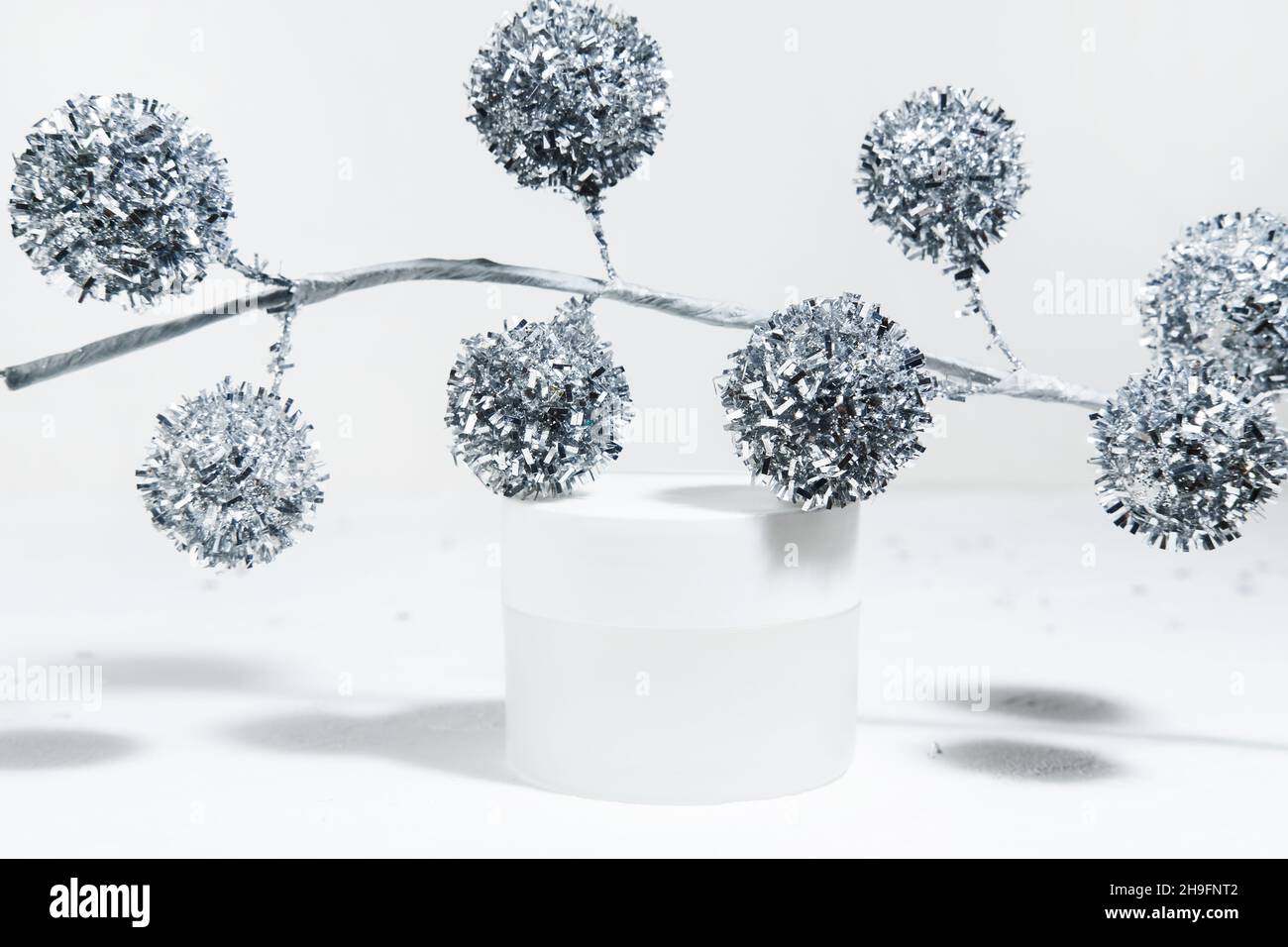 Sfondo bianco cosmetico di Natale. Mockup di prodotto cosmetico idratante in un vaso su sfondo bianco con decorazioni natalizie. Cosmetologia o. Foto Stock