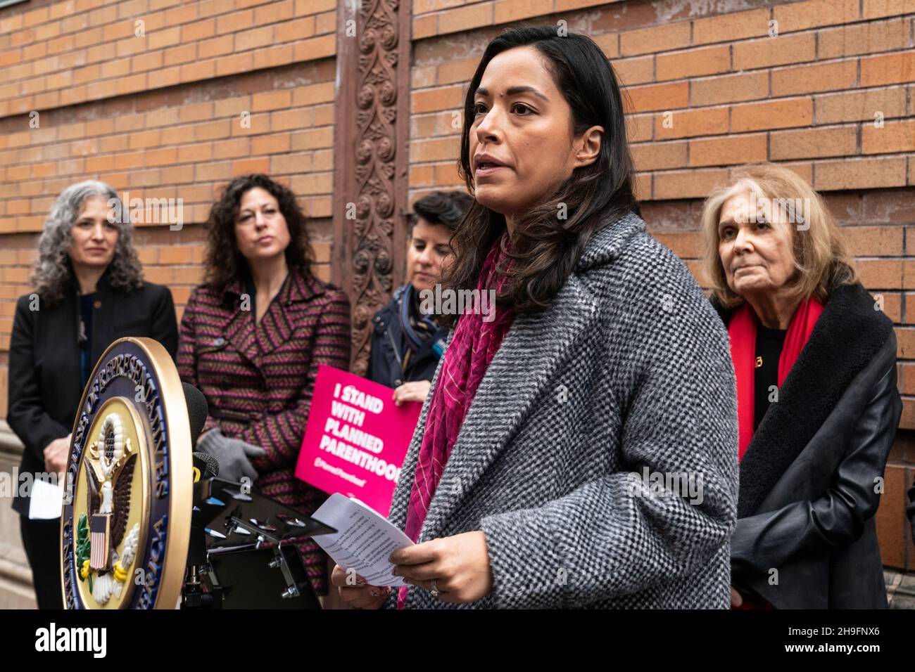 New York, NY - 6 dicembre 2021: La Consigliera Carlina Rivera parla come funzionari eletti e gli avvocati chiedono giustizia riproduttiva e equità sanitaria di fronte all'Ufficio di Planned Parenthood Foto Stock