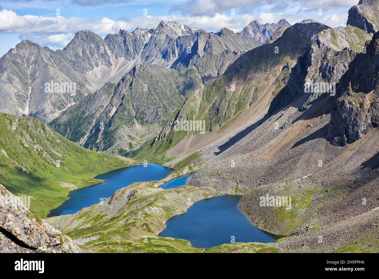 Laghi di origine glaciale nella Valle di Hanging. Vista dall'alto. Montagne Sayan orientali. Buryatia. Russia Foto Stock