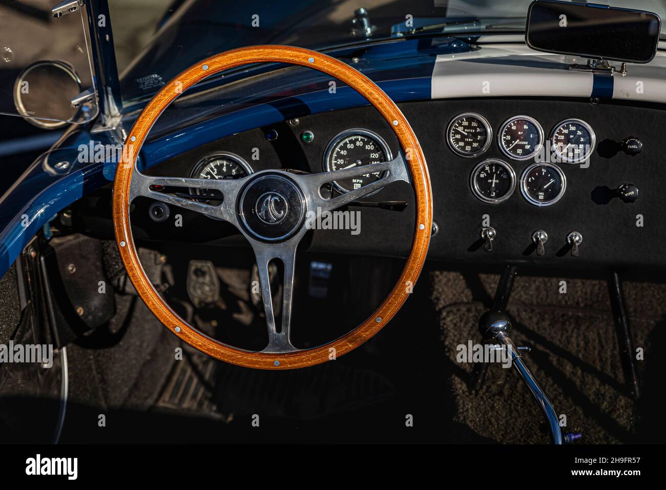 Placerville, USA - 25 novembre 2020: Cabina, cruscotto e volante di una classica auto muscolare americana Rare convertibile 1967 Ford Shelby Cobra 427 Foto Stock