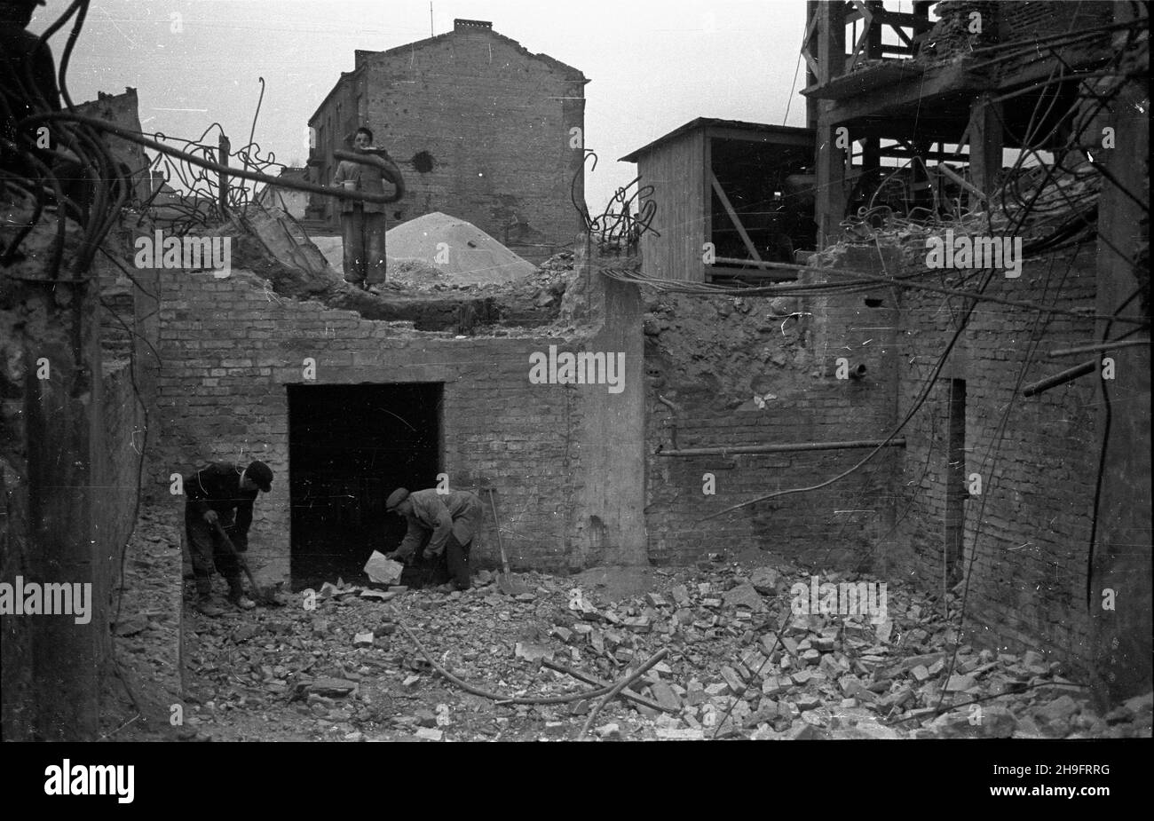 Warszawa, 1948-03. W trakcie rozbiórek budynków, zniszczonych podczas drugiej wojny œwiatowej, czêste by³y wypadki osuniêæ œcian budowli. NZ. Wydobywanie spod gruzu dokumentów w kamienicy przy ul. Pu³awskiej. uu PAP Dok³adny dzieñ wydarzenia nieustalony. Varsavia, marzo 1948. Il crollo del muro si è verificato frequentemente durante la demolizione di edifici danneggiati dalla guerra. Nella foto: Documenti ritirati da sotto le macerie in una casa di abitazione in via Pulawska. uu PAP Foto Stock