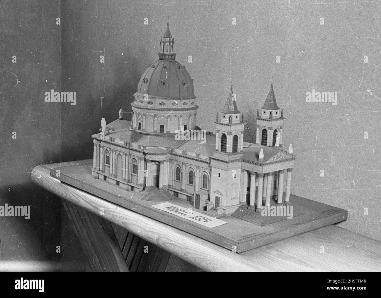 Warszawa, 1948-03. Zwi¹zek Pracowników Samorz¹dowych zorganizowa³ wystawê, na której by³y prezentowane amatorskie prace autorstwa m.in. Tramwajarzy, pracowników elektrowni i gazowni. NZ. Frammento wykonanej przez Jerzego Pawelca makiety koœcio³a pw. œw. Aleksandra w Warszawie. msa PAP Dok³adny dzieñ wydarzenia nieustalony. Varsavia, marzo 1948. L'Unione dei dipendenti dell'Autogoverno ha organizzato una mostra che presenta opere d'arte amatoriali di autisti di tram, lavoratori di impianti di generazione di elettricità e gas. Nella foto: Un frammento di un modello della chiesa di San Aleksander a Varsavia fatto da Jerzy Pawelec Foto Stock