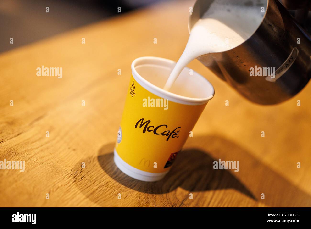 Monaco di Baviera, Germania. 2 dicembre 2021. La scritta McCafé può essere vista su una tazza riempita con un latte macchiato in un ramo della catena di fast food McDonald's a Martin-Luther-Strasse. La filiale aprì le sue porte il 4 dicembre 1971 come prima filiale di McDonald's in Germania. Credit: Matthias Balk/dpa/Alamy Live News Foto Stock