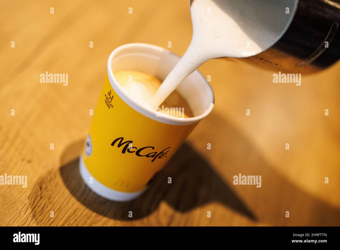 Monaco di Baviera, Germania. 2 dicembre 2021. La scritta McCafé può essere vista su una tazza riempita con un latte macchiato in un ramo della catena di fast food McDonald's a Martin-Luther-Strasse. La filiale aprì le sue porte il 4 dicembre 1971 come prima filiale di McDonald's in Germania. Credit: Matthias Balk/dpa/Alamy Live News Foto Stock