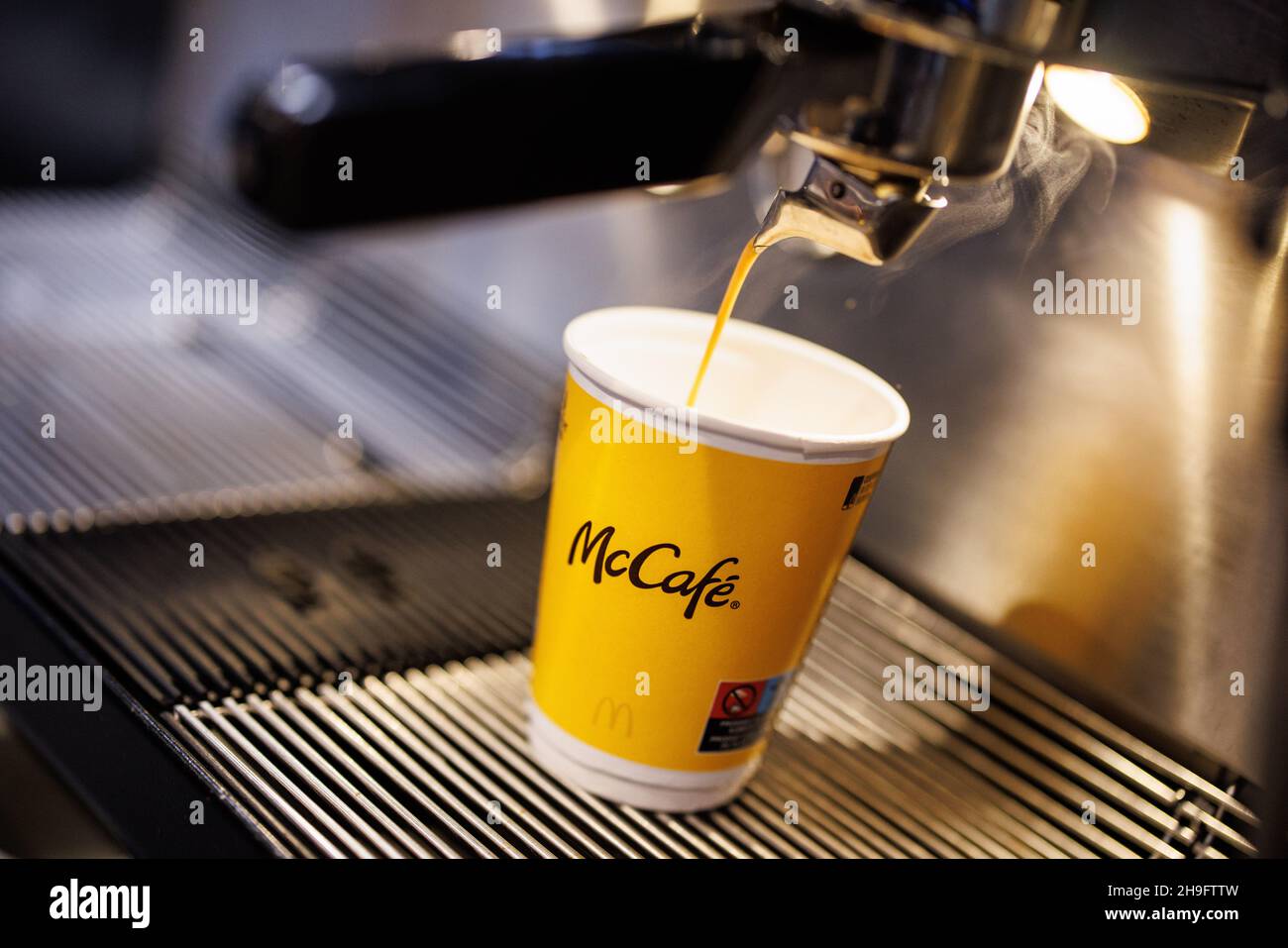 Monaco di Baviera, Germania. 2 dicembre 2021. La scritta McCafé può essere vista su una tazza riempita con un latte macchiato in un ramo della catena di fast food McDonald's a Martin-Luther-Strasse. La filiale aprì le sue porte il 4 dicembre 1971 come prima filiale di McDonald's in Germania. Credit: Matthias Balk/dpa/Alamy Live News Foto Stock