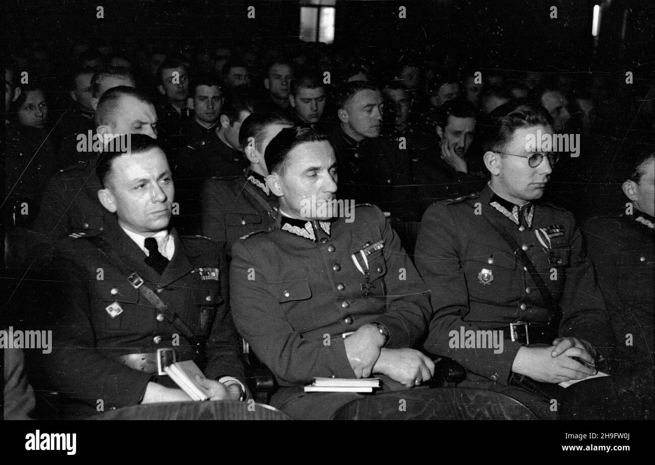 Warszawa, 1948-03-02. I Zlot Korespondentów Polski Zbrojnej. Podczas uroczystoœci redakcja pisma obchodzi³a wydanie tysiêcznego numeru gazety, który ukaza³ siê 25 lutego 1948 r. uu PAP Varsavia, 2 marzo 1948. 1° Convegno dei giornalisti settimanali Polska Zbrojna. Durante le cerimonie la redazione ha celebrato la millesima edizione del giornale pubblicato il 25 febbraio 1948. uu PAP Foto Stock