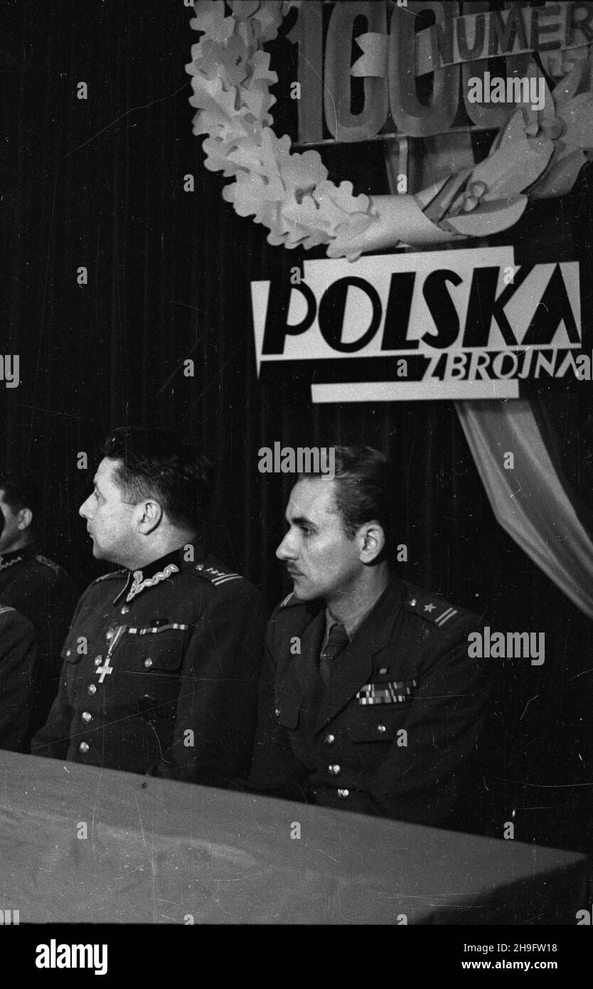 Warszawa, 1948-03-02. I Zlot Korespondentów Polski Zbrojnej. Podczas uroczystoœci redakcja pisma obchodzi³a wydanie tysiêcznego numeru gazety, który ukaza³ siê 25 lutego 1948 r. NZ. Prezydium zlotu. uu PAP Varsavia, 2 marzo 1948. 1° Convegno dei giornalisti settimanali Polska Zbrojna. Durante le cerimonie la redazione ha celebrato la millesima edizione del giornale pubblicato il 25 febbraio 1948. Nella foto: Il Presidio della convenzione. uu PAP Foto Stock