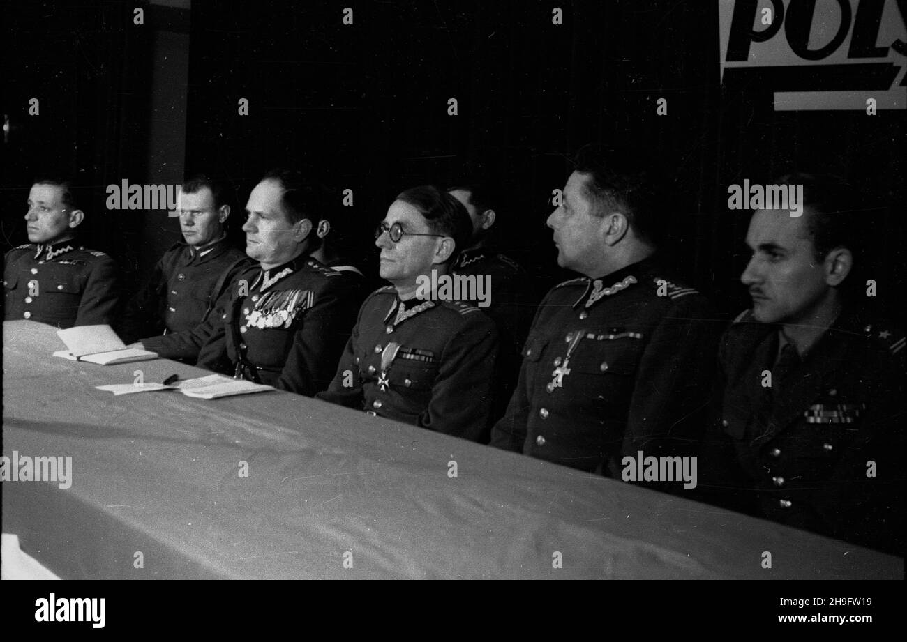 Warszawa, 1948-03-02. I Zlot Korespondentów Polski Zbrojnej. Podczas uroczystoœci redakcja pisma obchodzi³a wydanie tysiêcznego numeru gazety, który ukaza³ siê 25 lutego 1948 r. NZ. Prezydium zlotu. uu PAP Varsavia, 2 marzo 1948. 1° Convegno dei giornalisti settimanali Polska Zbrojna. Durante le cerimonie la redazione ha celebrato la millesima edizione del giornale pubblicato il 25 febbraio 1948. Nella foto: Il Presidio della convenzione. uu PAP Foto Stock