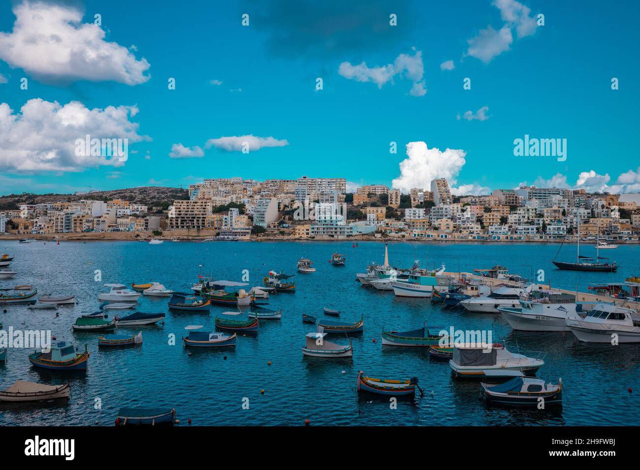 Panorama della baia di san paolo a Malta in una soleggiata giornata autunnale. Famosa baia di st. paul, vista sul porto. Foto Stock