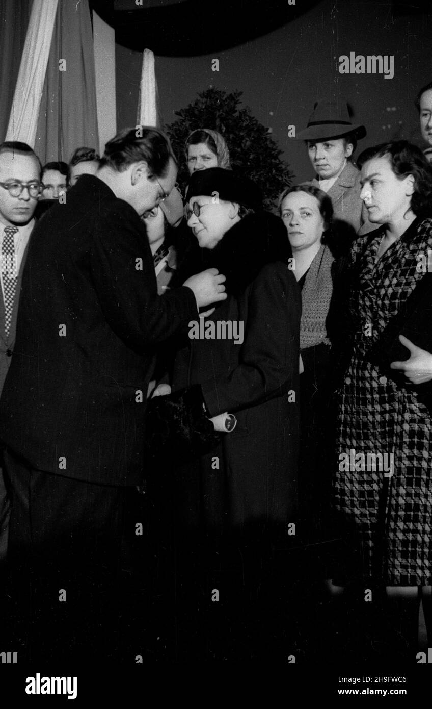 Warszawa, 1948-03-08. Akademia w teatrze Roma (ul. Nowogrodzka 49) w dniu Miêdzynarodowego dnia Kobiet. Podczas uroczystoœci przewodnicz¹cy Sto³ecznej Rady Narodowej Stanis³aw Sankowski odznaczy³ srebrnymi i br¹zowymi Krzy¿ami Zas³ugi kobiety, które wyró¿ni³y siê w pracy spo³ecznej i zawodowej. NZ. przewodnicz¹cy Sankowski odznacza Z³otym Krzy¿em Zas³ugi Mariê Rudnick¹, wieloletni¹ dzia³aczkê Polskiej Partii Socjalistycznej. uu PAP Varsavia, 8 marzo 1948. Celebrazioni per la Giornata Internazionale della Donna al Teatro Roma (via Nowogrodzka 49). Capo del Consiglio Nazionale della Polonia Stan Foto Stock