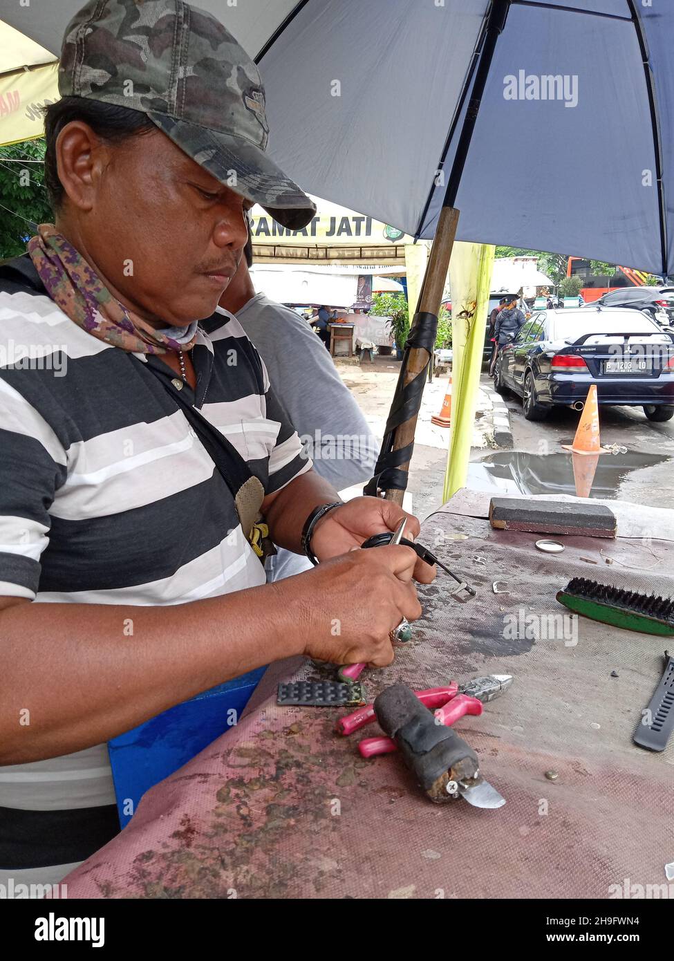 Editoriale Photo, Indonesia, Jakarta Est, Kramat Jati, 12 dicembre 2021, Uomo Riparazione o sostituzione dell'orologio da cinturino cliente Foto Stock