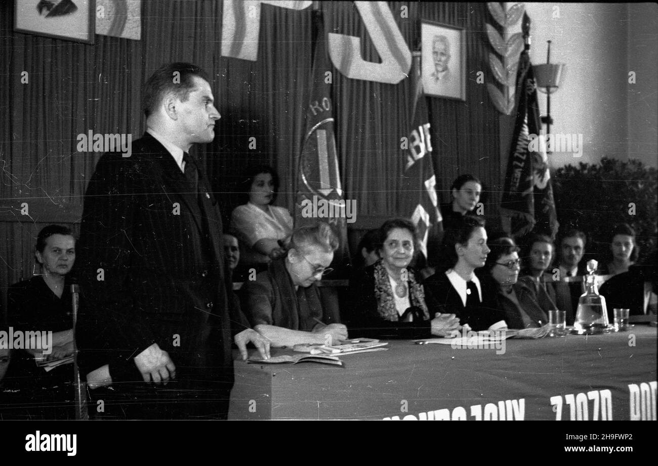 Warszawa, 1948-03-14. Dwudniowy II Ogólnokrajowy Zjazd Rady Kobiet Polskiej Partii Socjalistycznej, w sali Centralnego Urzêdu Planowania (ul. Daszyñskiego 10), z udzia³em delegatek z ca³ego kraju i przedstawicieli w³adz PPS. W trakcie uroczystoœci ministro pracy i opieki spo³ecznej Kazimierz Rusinek wrêczy³ diplomia i premie przodowicom pracy. NZ. Przemawia ministro Rusinek (L), w prezydium m.in. W³adys³awa Weychert-Szymanowska (2L), przewodnicz¹ca Rady Kobiet PPS Wis³a Osóbka-Morawska (1L) oraz wiceminister pracy i opieki spo³ecznej Eugenia Pragierowa (4L). uu PAP Varsavia, 14 marzo 1948. Foto Stock