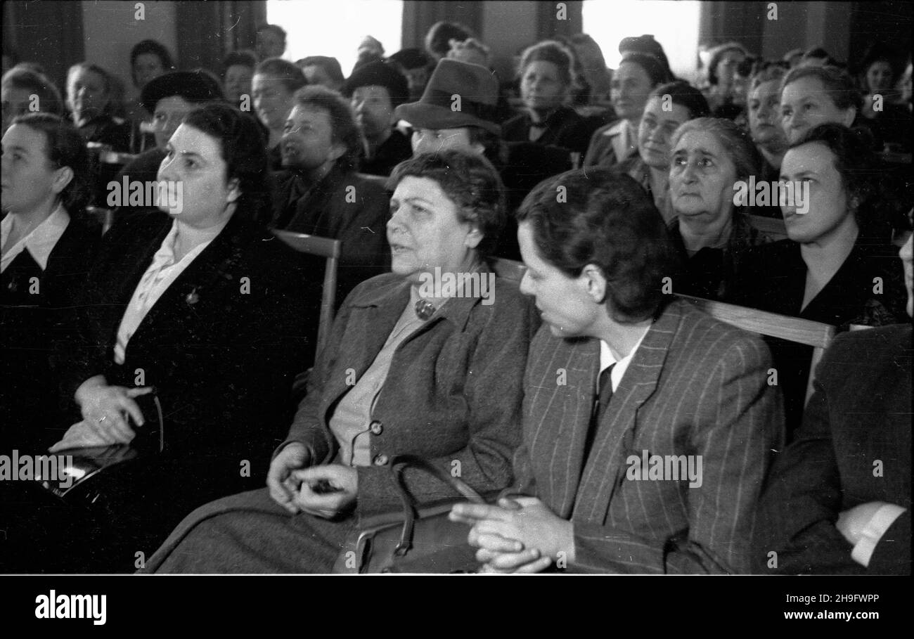 Warszawa, 1948-03-14. Dwudniowy II Ogólnokrajowy Zjazd Rady Kobiet Polskiej Partii Socjalistycznej, w sali Centralnego Urzêdu Planowania (ul. Daszyñskiego 10), z udzia³em delegatek z ca³ego kraju i przedstawicieli w³adz PPS. W trakcie uroczystoœci ministro pracy i opieki spo³ecznej Kazimierz Rusinek wrêczy³ diplomia i premie przodowicom pracy. w pierwszym rzêdzie m.in. pos³anka Irena Sztachelska (1P) i wiceminister pracy i opieki spo³ecznej Eugenia Pragierowa (C). uu PAP Varsavia, 14 marzo 1948. I due giorni 2 ° Congresso tutta la Polonia del Partito socialista polacco (PPS) Consiglio delle donne, h Foto Stock