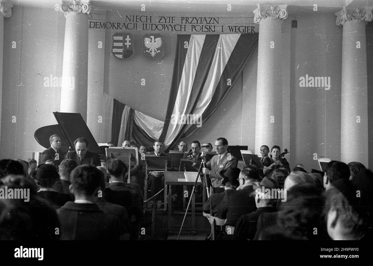 Warszawa, 1948-03-14. Uroczysta akademia w Ministerstwie Odbudowy z okazji Œwiêta Narodowego Wêgier, urz¹dzona staraniem Towarzystwa PrzyjaŸni Polsko-Wêgierskiej i Ogólnopolskiego Komitetu obchodu 100-lecia Wiosny Ludów. udzia³ wziêli akademii m.in oœwiaty Stanis³aw. ministro pose³ Skrzeszewski, Wêgierskiej Republiki przewodnicz¹cy Zarz¹du G³ównego w Warszawie Geza Revesz, pose³ TPW Jerzy Sztachelski, Jêdrychowski na Sejm Ustawodawczy Stefan Oœwiaty oraz podsekretaritz stanu w Ministerstwie Jab³oñski Henryk uu PAP Varsavia, 14 marzo 1948. La cerimonia di gala che segna il cittadino ungherese Foto Stock